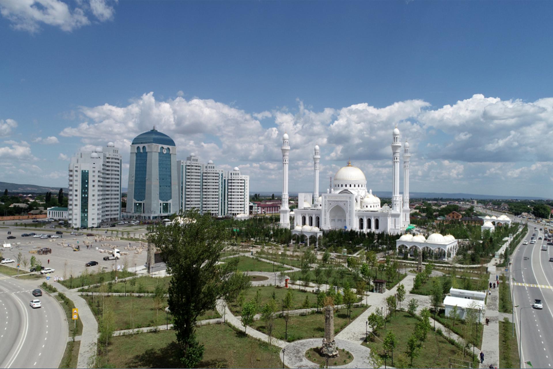 Погода на 10 дней в чеченской республике. Мечеть в городе шали Чеченская Республика. Шали город в Чечне. Шали город в Чечне мечеть. Город шали Чеченская Республика новая мечеть.